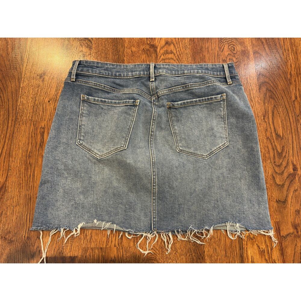 Old Navy Women's Distressed Denim Mini Skirt Medium Wash Size 14 Y2K Vibes - Picture 2 of 8